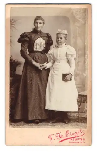 Fotografie F. X. Siegel, Kempten, Mutter mit ihrer Tochter zur Erstkommunion im weissen Kleid