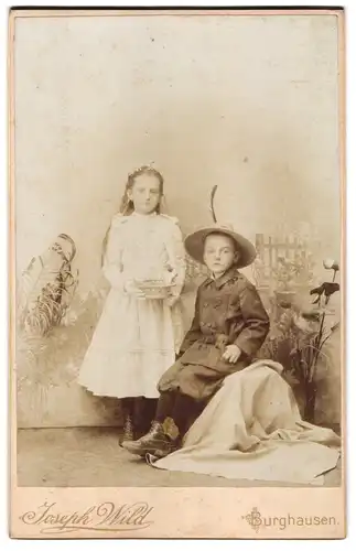 Fotografie Joseph Wild, Burghausen, Bruder mit seiner Schwester im weissen Kleid zur Kommunion
