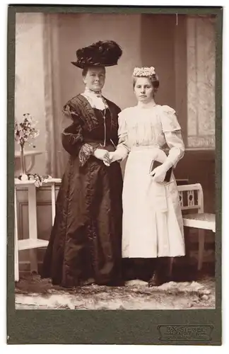 Fotografie F. X. Siegel, Kempten, Mutter mit Ihrer Tochter zur Kommunion im weissen Kleid