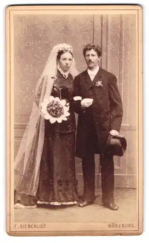 Fotografie F. Siebenlist, Würzburg, Hochzeitspaar im schwarzen Brautkleid und im Anzug mit Zylinder