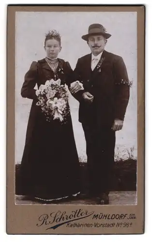 Fotografie R. Schrötter, Mühldorf a. Inn, Eheleute im schwarzen Brautkleid mit Brautstrauss