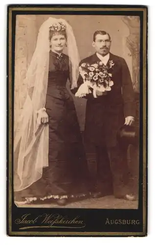 Fotografie Jacob Weisskirchen, Augsburg, Ehepaar im schwarzen Brautkleid mit weissen Schleier und im Anzug mit Zylinder