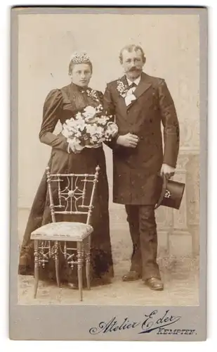 Fotografie Atelier Eder, Kempten, Eheleute im schwazen Hochzeitskleid und im Anzug mit Zylinder
