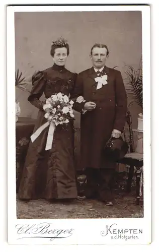 Fotografie Cl. Berger, Kempten, bayrisches Brautpaar im schwarzen Hochzeitskleid mit Brautstrauss