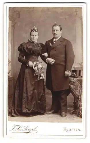 Fotografie F. X .Siegel, Kempten, bayrisches Ehepaar im schwarzen Brautkleid und im Anzug nebst Zylinder