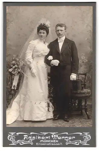 Fotografie Adalbert Werner, München, junge Eheleute im Hochzeitskleid und im Anzug nebst Zylinder