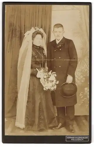 Fotografie Hermann Hilzensauer, Reisach, bayrisches Brautpaar im dunklen Hochzeitskleid und im Anzug