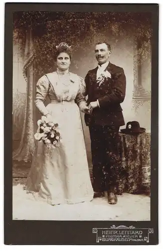 Fotografie Heinr. Lennard, Burghausen a. d. Salzach, Ehepaar im Hochzeitskleid und Anzug