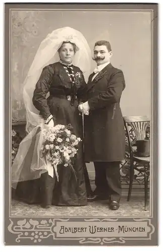 Fotografie Adalbert Werner, München, Ehepaar am Hochzeitstag im schwarzen Brautkleid und im Anzug