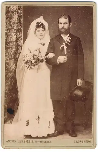 Fotografie Anton Lehemeir, Trostberg, bayrisches Brautpaar im Hochzeitskleid und im Anzug mit Zylinder