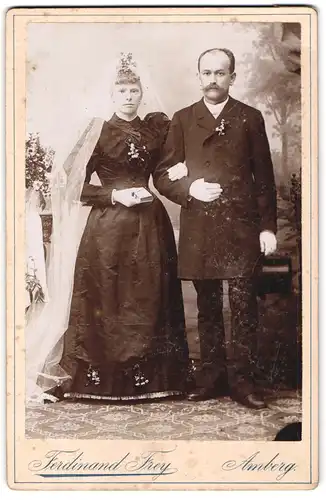 Fotografie Ferdinand Frey, Amberg, junge Braut im schwarzen Hochzeitskleid nebst Mann im Anzug mit Zylinder