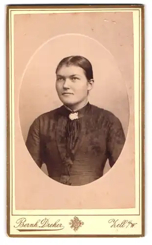 Fotografie Bernh. Dreher, Zell i. W., Junge Dame mit zurückgebundenem Haar