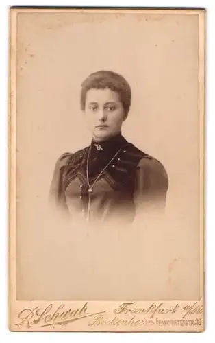 Fotografie R. Schwab, Frankfurt a. Main, Bockenheim, Frankfurterstr. 3, Junge Dame mit zurückgebundenem Haar