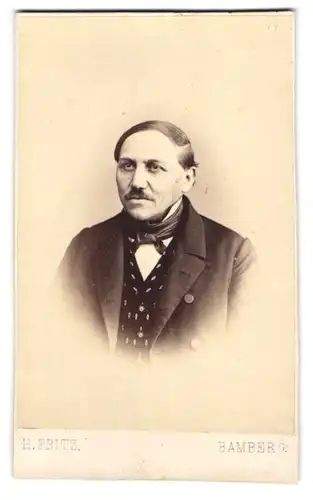 Fotografie H. Fritz, Bamberg, Bürgerlicher Herr mit Schnurrbart