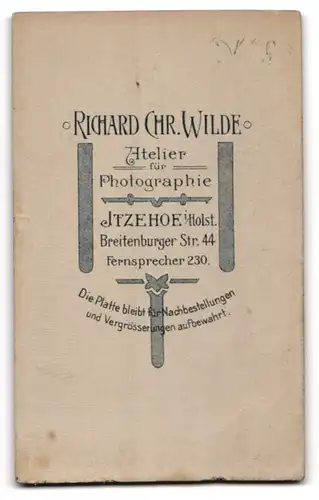 Fotografie Richard Chr. Wilde, Itzehoe i. Holst., Breitenburger Str. 44, Junge Dame mit Schleife und Herzkette