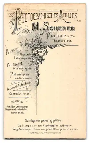 Fotografie M. Scherer, Freiburg i. Br., Theaterplatz, Süsses Kleinkind im Hemd mit nackigen Füssen