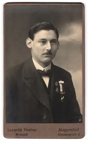 Fotografie Leopold Hueber, Atzgersdorf, Kirchenplatz 2, Elegant gekleideter Herr mit Oberlippenbart