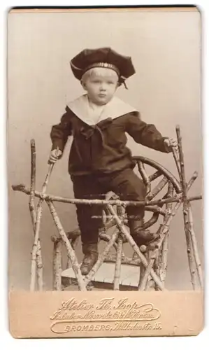 Fotografie Theodor Joop, Bromberg, Wilhelm-Str. 15, Kleiner Junge im Matrosenanzug mit Mützenband