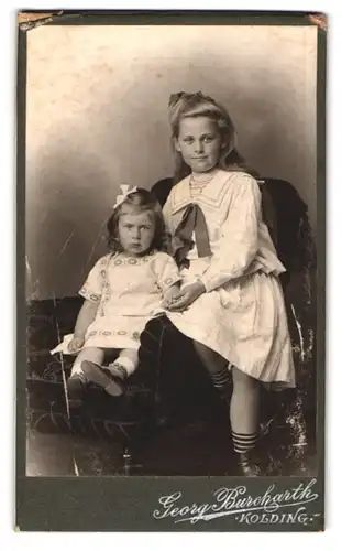 Fotografie Georg Burcharth, Kolding, Mädchen im Matrosenkleid mit Schwesterchen