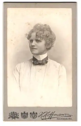 Fotografie H. Hoffmann, Regensburg, Junge Dame mit hochgestecktem Haar