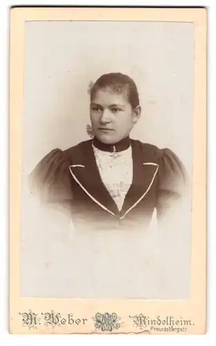 Fotografie M. Weber, Mindelheim, Freundsbergstrasse, Junge Dame mit zurückgebundenem Haar