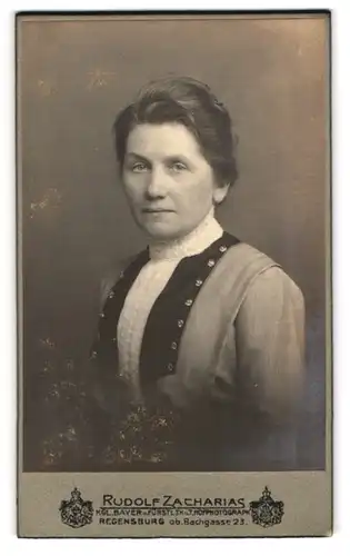 Fotografie Rudolf Zacharias, Regensburg, Ob. Bachgasse 23, Bürgerliche Dame mit moderner Frisur
