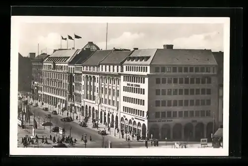 AK Berlin, Strasseneck Unter den Linden und Friedrichstrasse mit Sparkasse