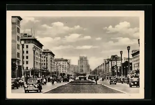 AK Berlin, Stalinallee mit Passanten