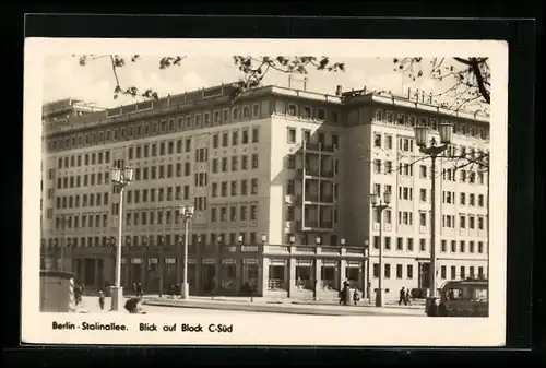 AK Berlin, Stalinallee mit Block C-Süd und Strassenbahn