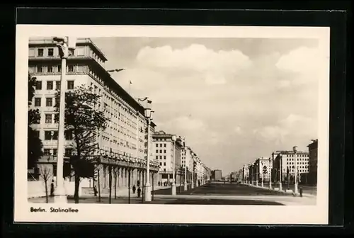 AK Berlin, Stalinallee mit Passanten