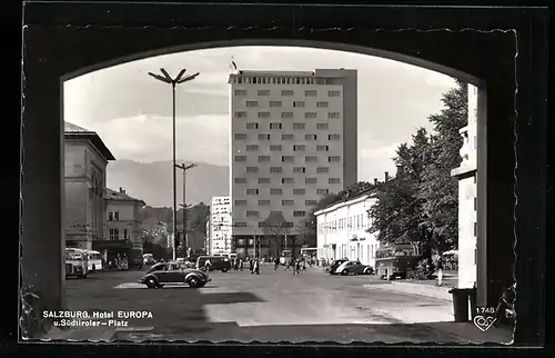 AK Salzburg, Hotel Europa und Südtiroler-Platz durch Tor gesehen