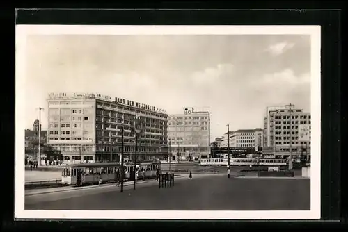 AK Berlin, Alexanderplatz mit Haus der Weltjugend und Strassenbahn