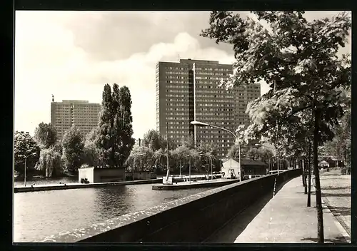 AK Berlin, Hochhäuser Fischerkiez mit Schleuse