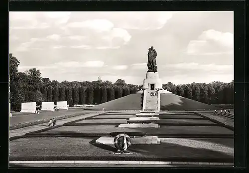 AK Berlin-Treptow, Russisches Ehrenmal mit Kranz