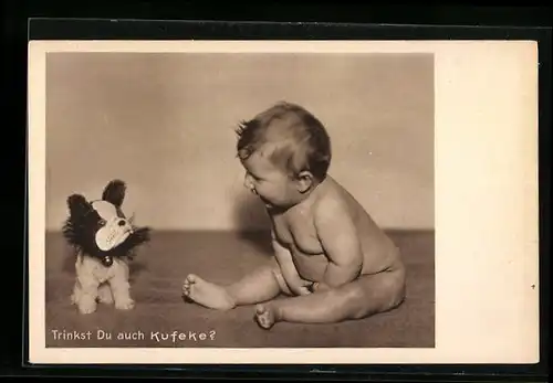 AK Nacktes Kleinkind mit einem Plüschhund, Reklame für Kufeke-Diät-Suppen