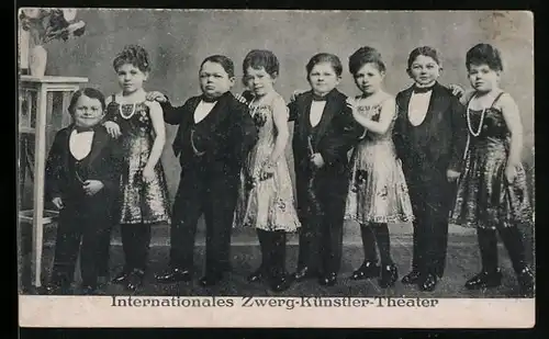 AK Internationales Zwergen-Künstler-Theater, Liliputaner in eleganter Kleidung