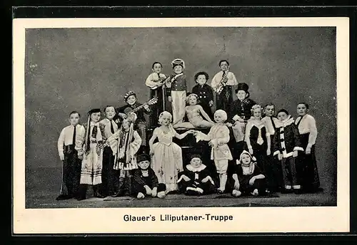 AK Glauer`s Liliputaner-Truppe, Gruppenbild der kleinwüchsigen Künstler