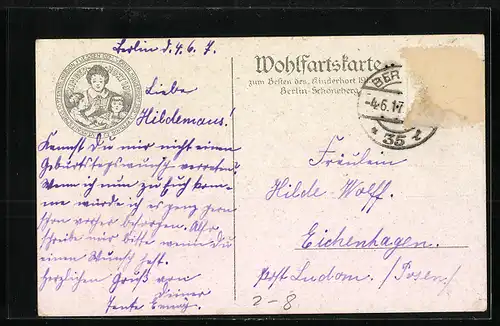 AK Soldat in Uniform und Frau tragen ein Paket