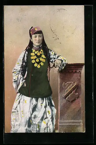 AK Russische Frau in volkstypischer Tracht mit Halskette