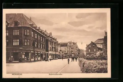 AK Mengede, Bahnhofstrasse mit Passanten