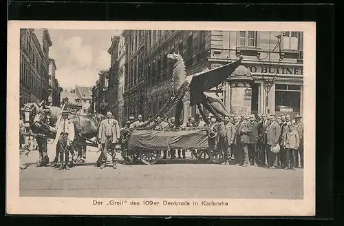 AK Karlsruhe, Der Greif des 109er Denkmals vor einem Geschäft