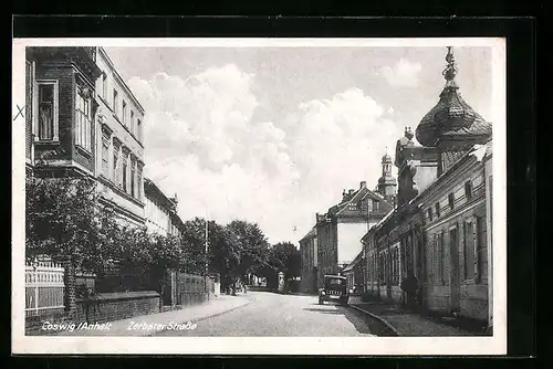 AK Coswig /Anhalt, Zerbster Strasse mit Auto