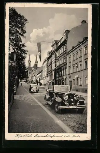 AK Hof a.d . Saale, Bismarckstrasse und Katholische Kirche, parkende Autos am Strassenrand, 