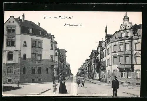 AK Karlsruhe, Hirschstrasse mit Strassenkreuzung und Passanten