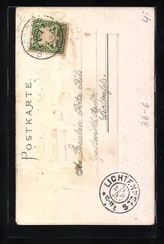 AK Frau mit Blumen vor Flurkreuz, Im Hintergrund Kirche