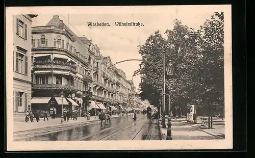 AK Wiesbaden, Passanten und eine Strassenbahn in der Wilhelmstrasse