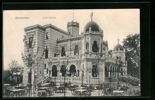 AK Wiesbaden, vor dem Cafe Orient