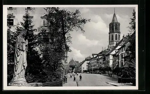 AK Rottweil a. N., Passanten auf der Hochbrücktorstrasse