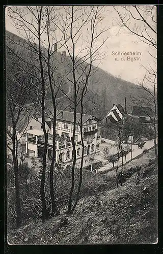 AK Schriesheim a. d. Bergstrasse, Gasthaus im Tal mit Blick zur Ruine auf dem Hang
