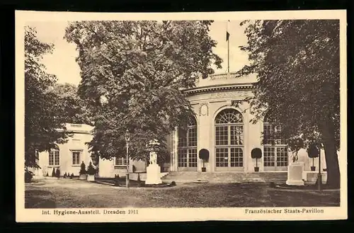 AK Dresden, Internationale Hygiene Ausstellung 1911, französischer Staatspavillon mit Zierbüschen